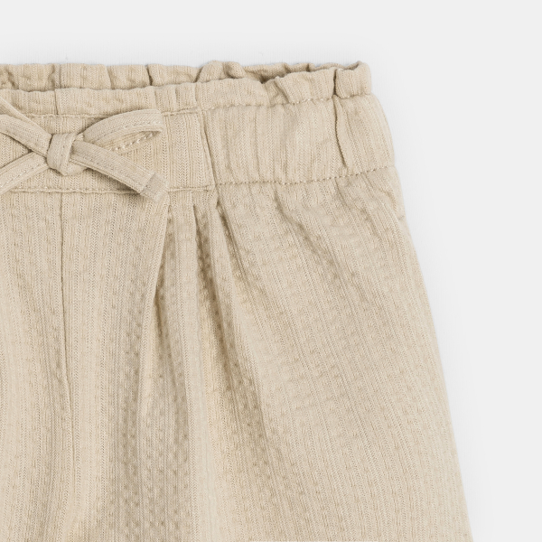 شورت بخصر عالٍ من القطن الفاخر، اللون بيج، للطفلة الصغيرة